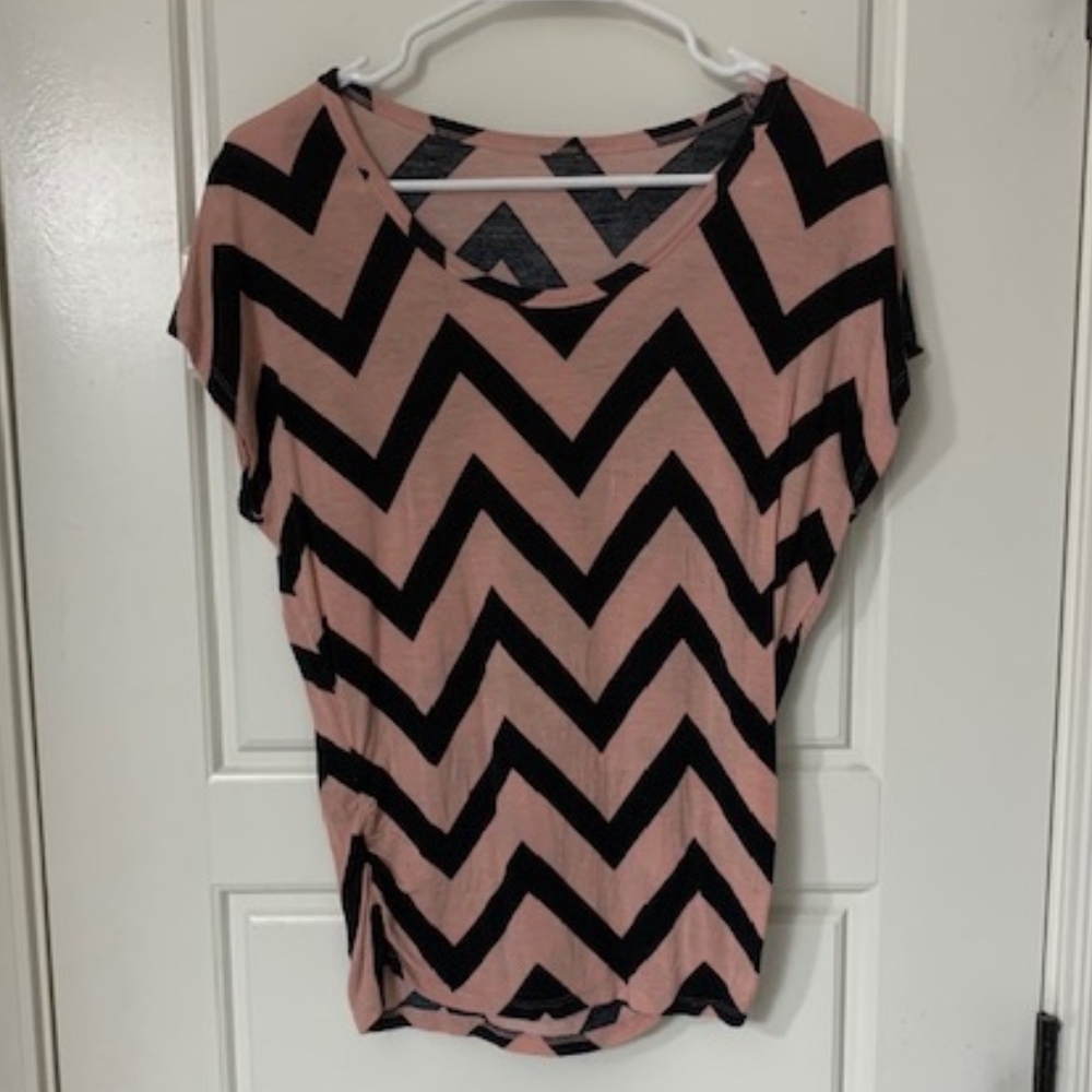 Black/Pink Chevron Print Short Sleeve Top